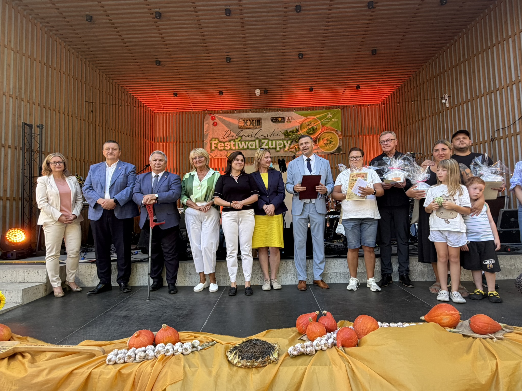Zdjęcie przedstawia organizator&oacute;w i&nbsp;uczestnik&oacute;w Festiwalu Zupy na&nbsp;scenie muszli koncertowej w&nbsp;Parku Zdrojowym w&nbsp;Jedlinie-Zdroju