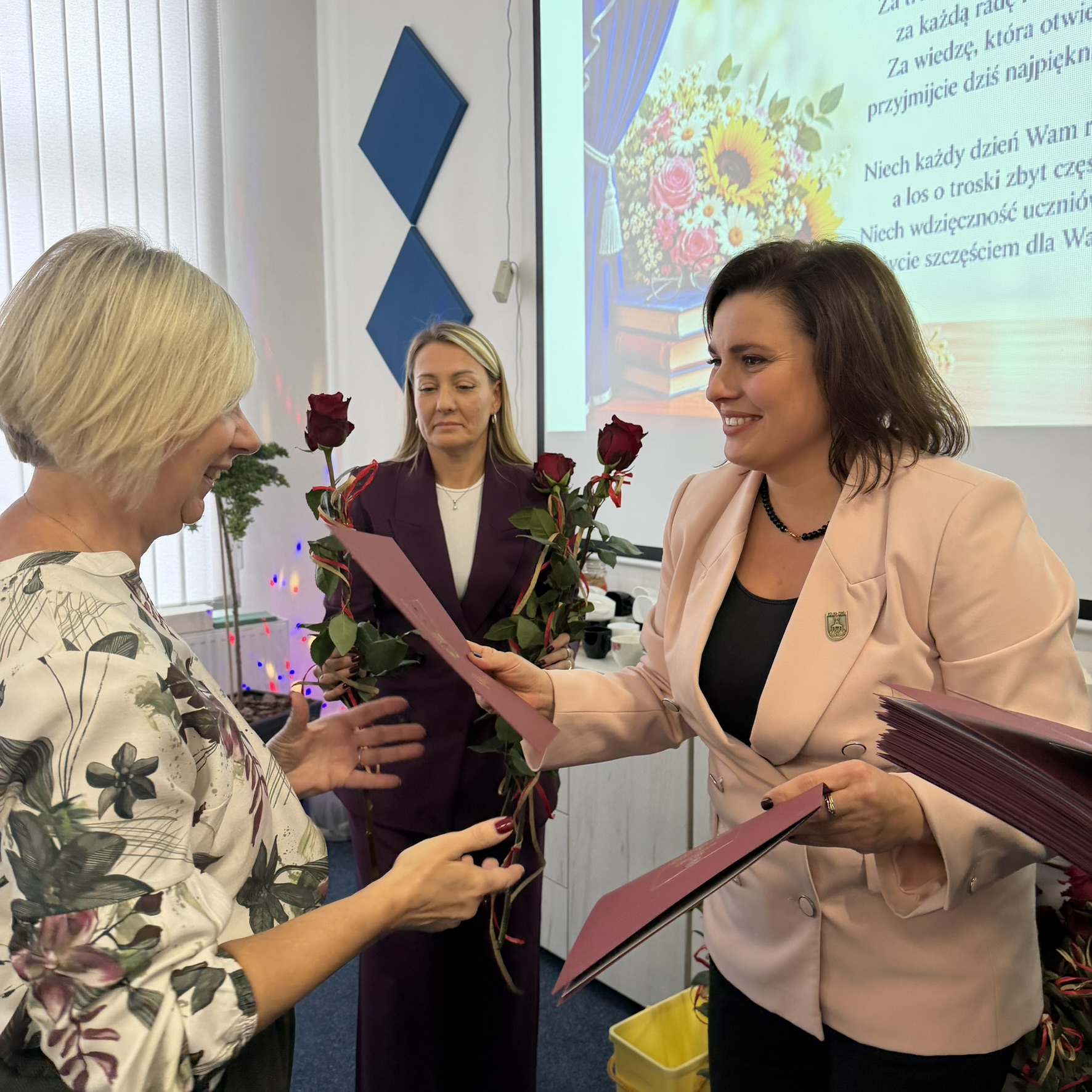 Wręczanie list&oacute;w i&nbsp;kwiat&oacute;w nauczycielom przez panią burmistrz i&nbsp;wiceburmistrz podczas Dnia Edukacji Narodowej w&nbsp;Centrum Usług Społecznych