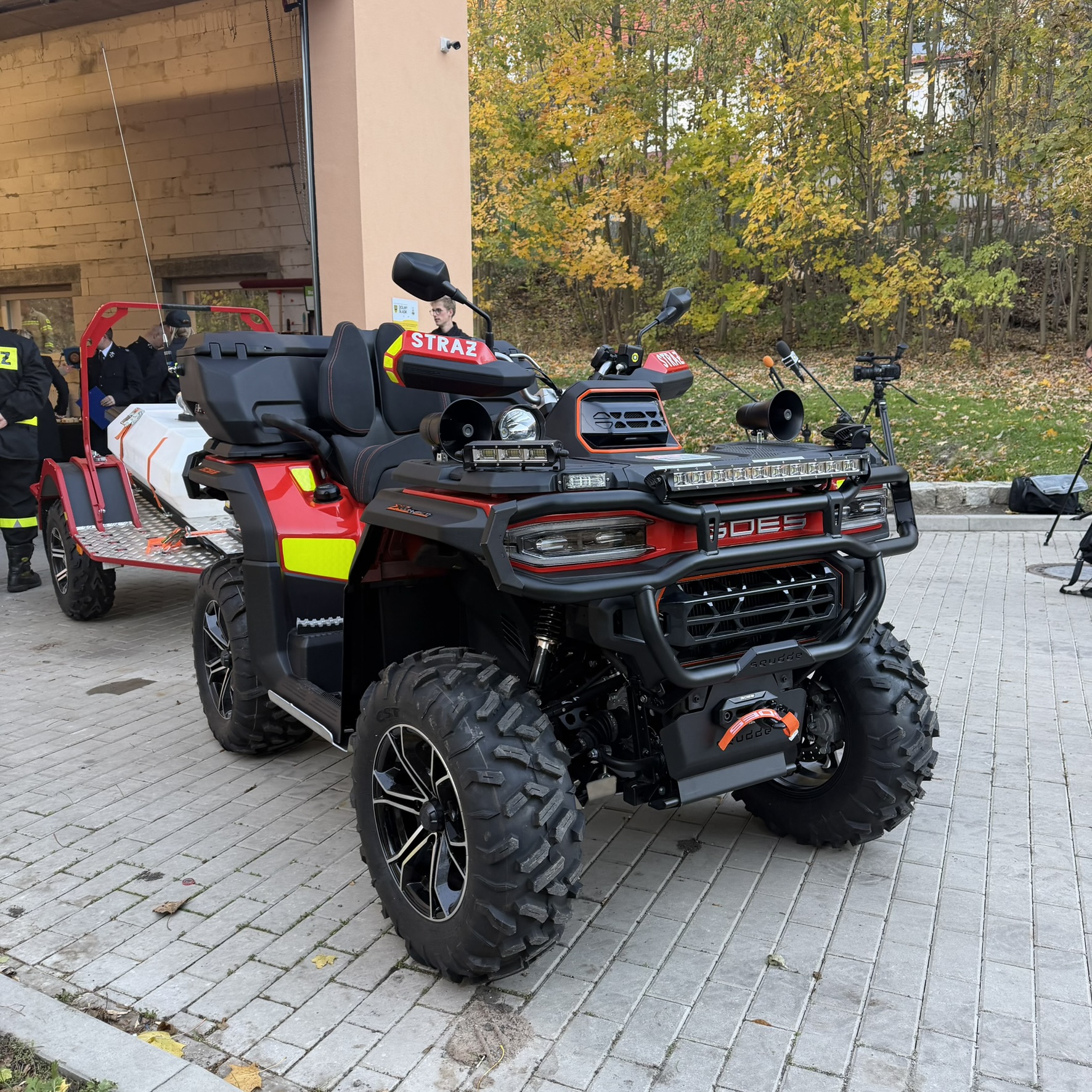 Zdjęcie przedstawia quada ratowniczego