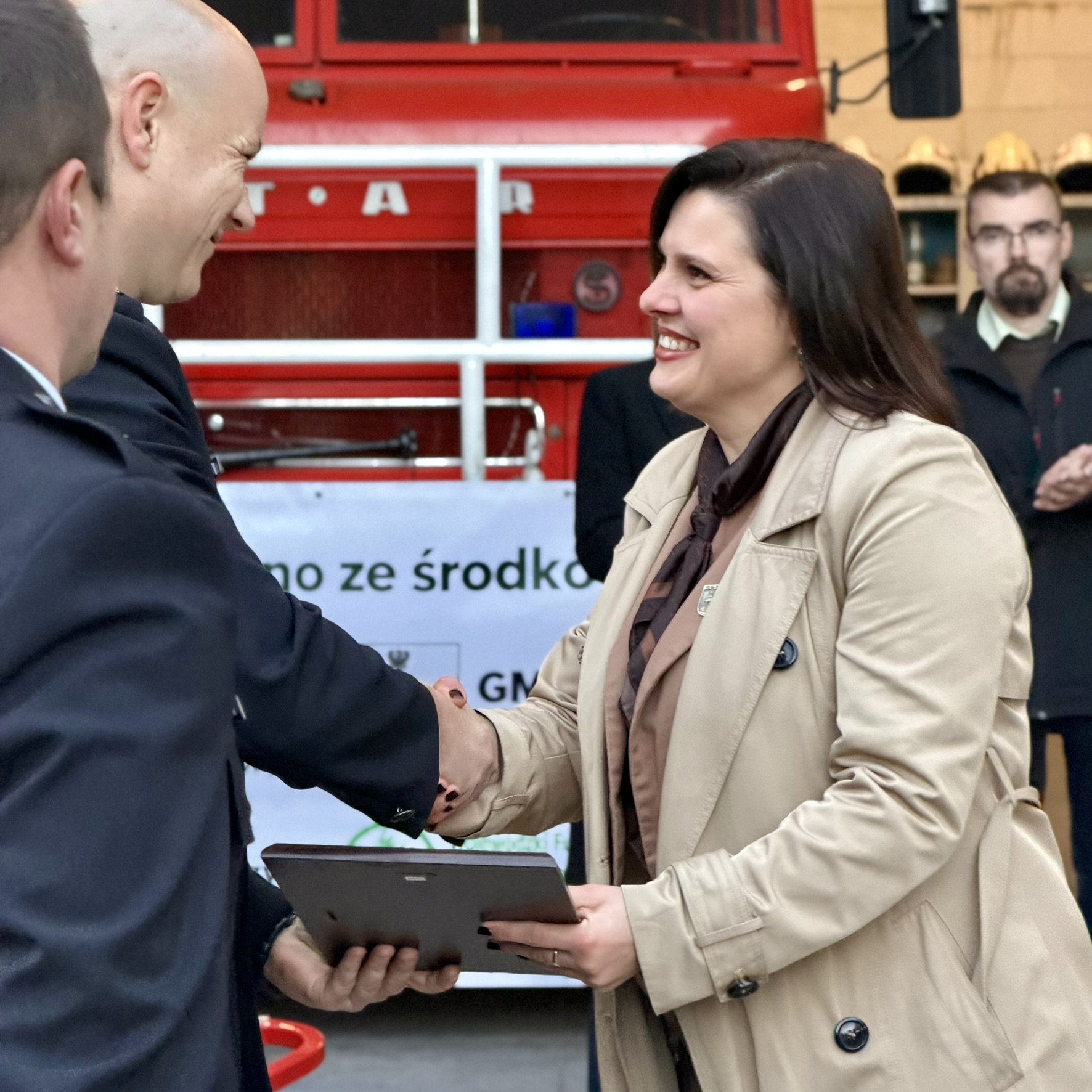 Zdjęcie przedstawia strażak&oacute;w i&nbsp;panią burmistrz