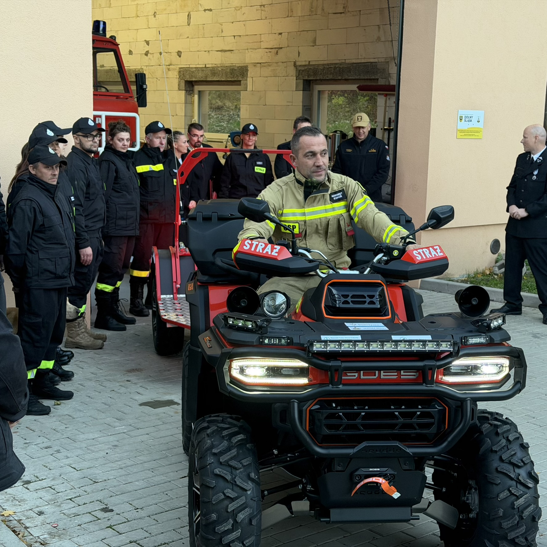 Zdjęcie przedstawia quada ratowniczego i&nbsp;strażak&oacute;w