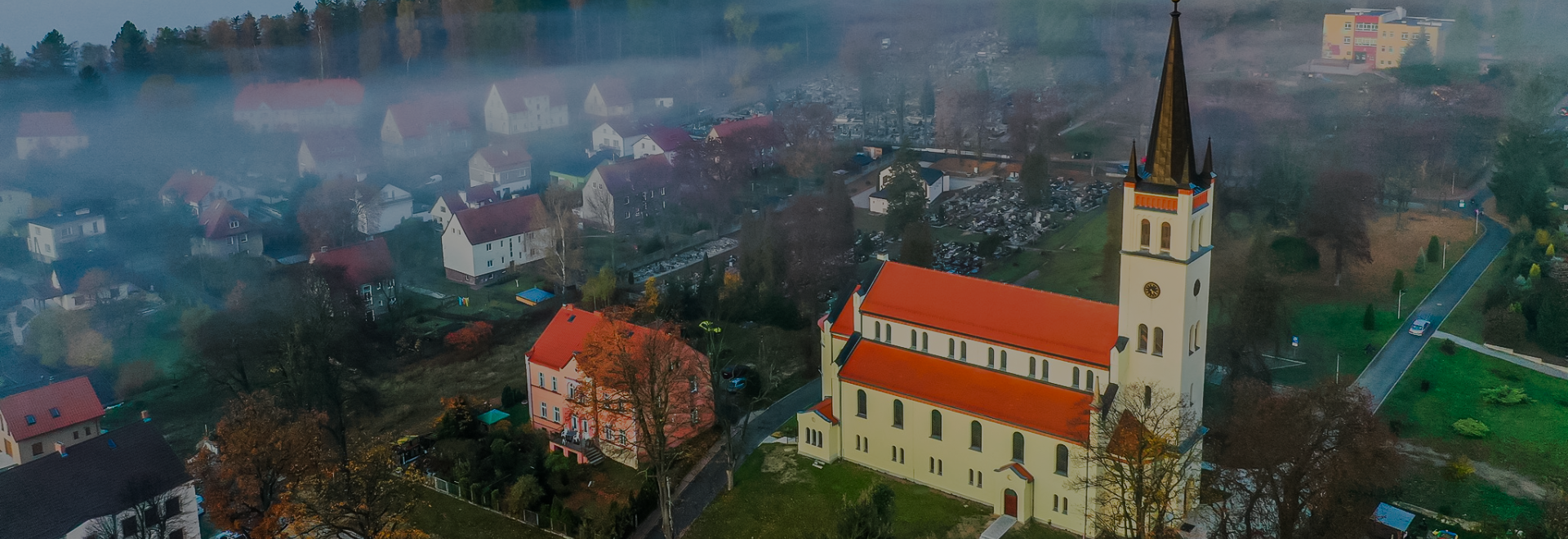 Baner wizerunkowy top Urzędu Miasta Jedlina-Zdr&oacute;j, widok z g&oacute;ry na miasto