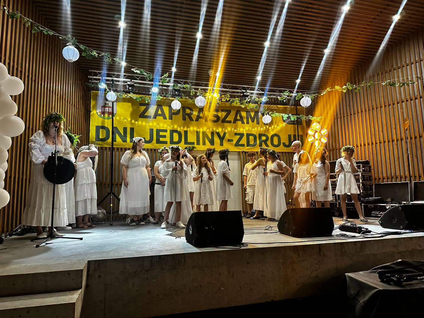 Grupa wokalist&oacute;w na&nbsp;scenie podczas koncertu