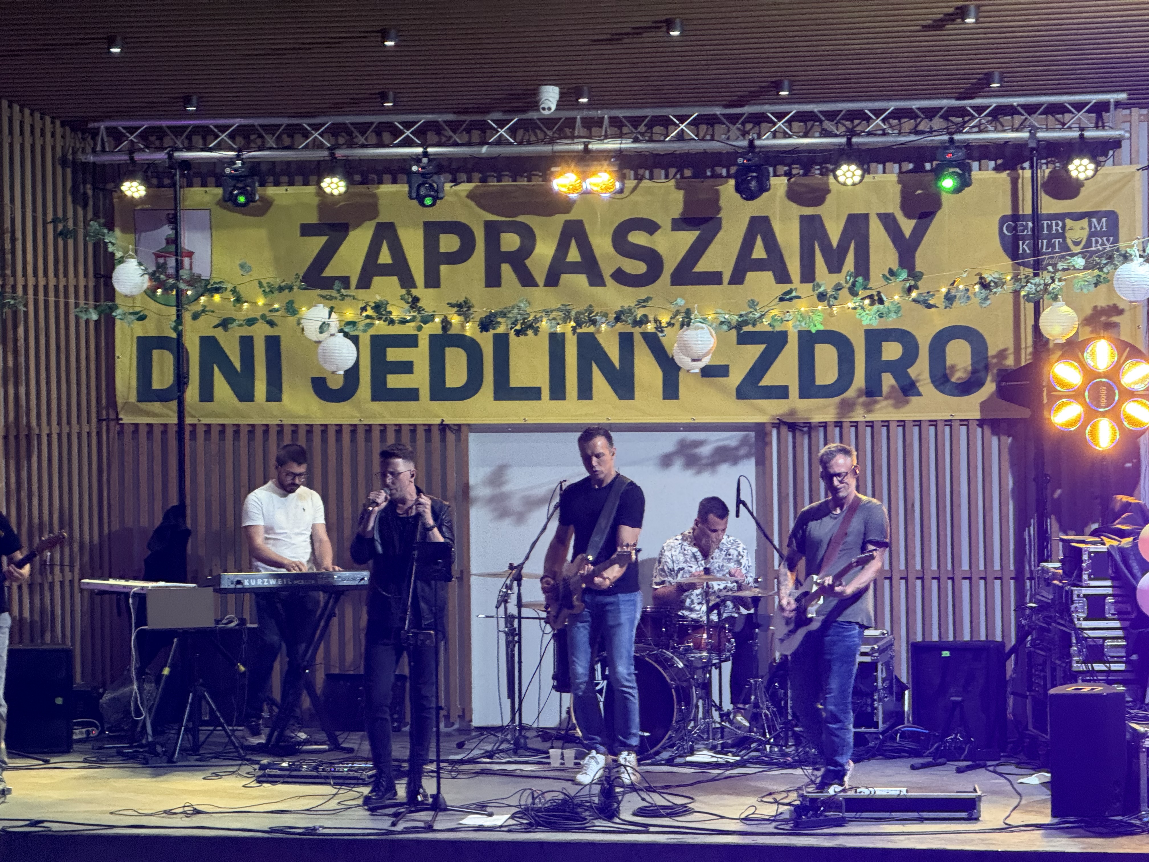 Zesp&oacute;ł na&nbsp;scenie podczas koncertu