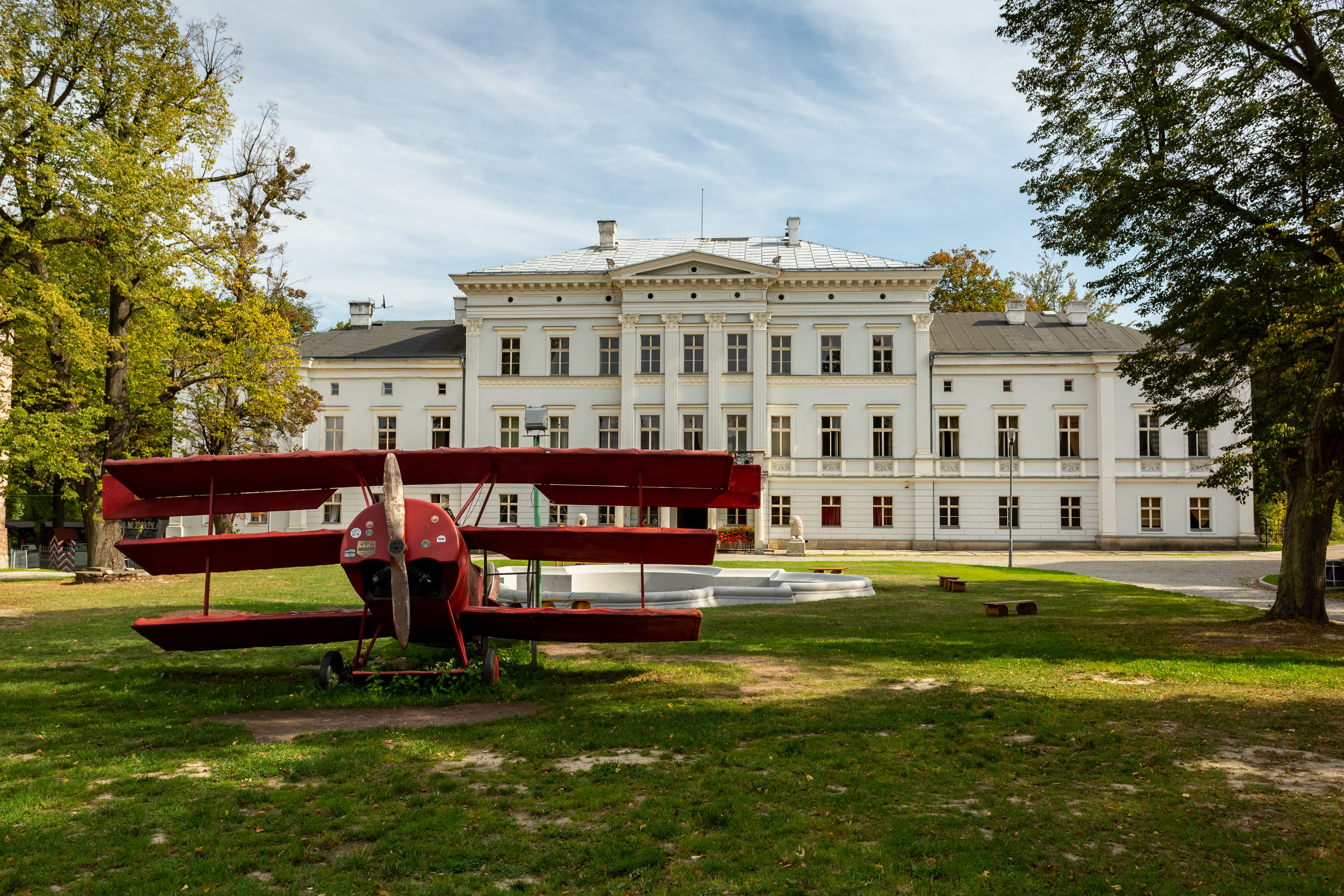 Przedstawia zabytkowy Pałac Jedlinka