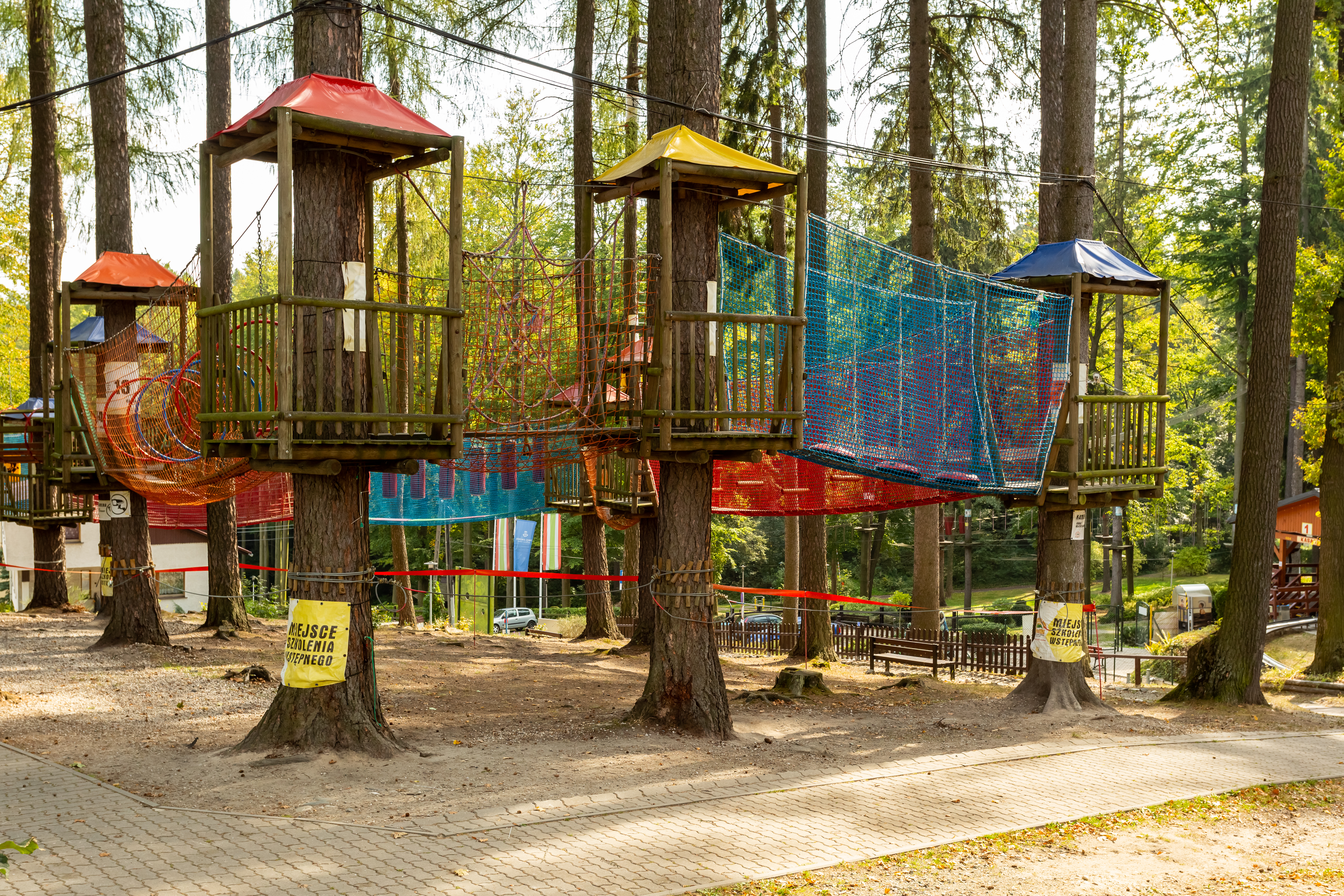 Przedstawia park linowy na&nbsp;terenie Parku Aktywności Czarodziejska G&oacute;ra